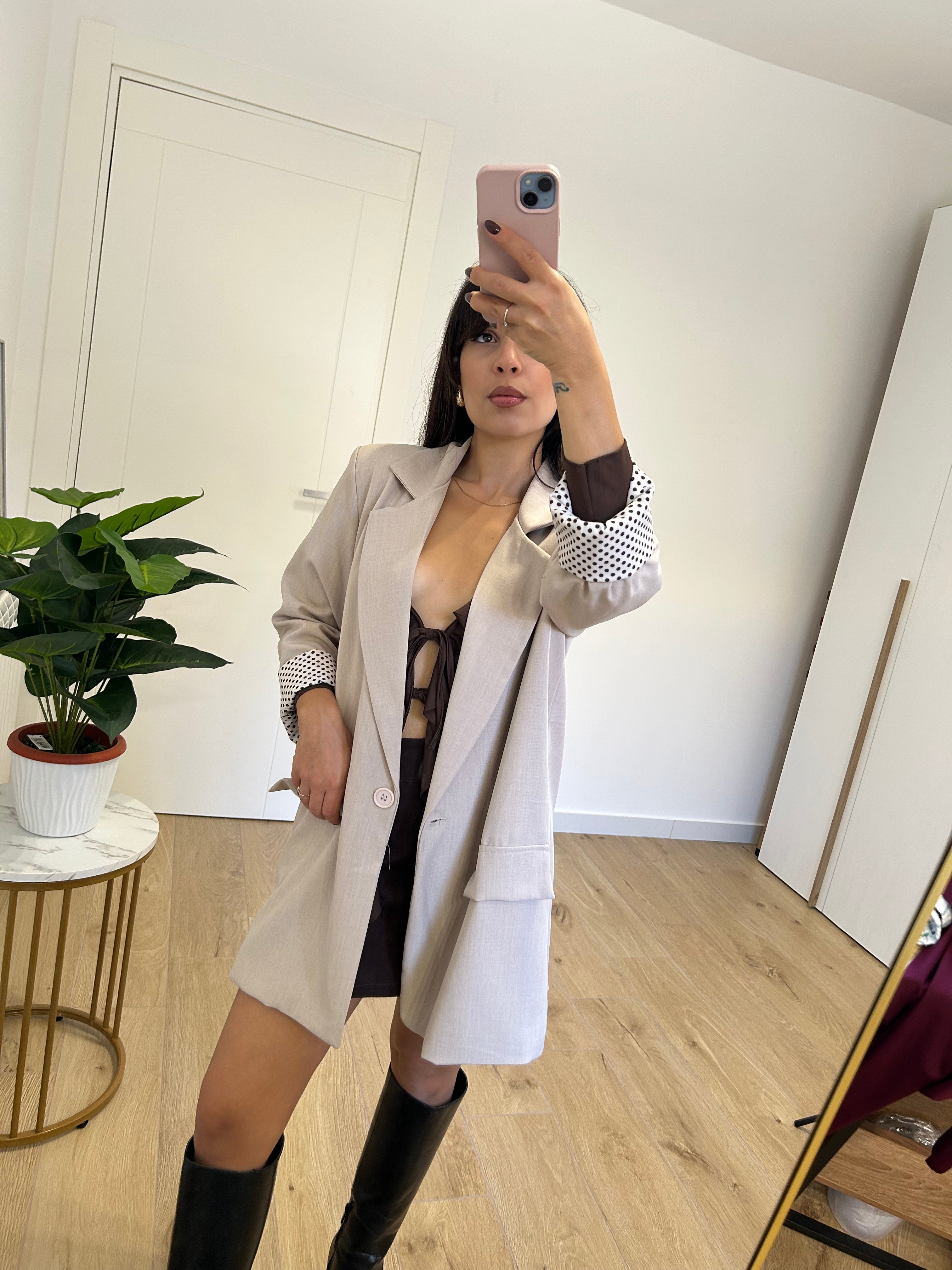 Giacca beige con risvolti a pois
